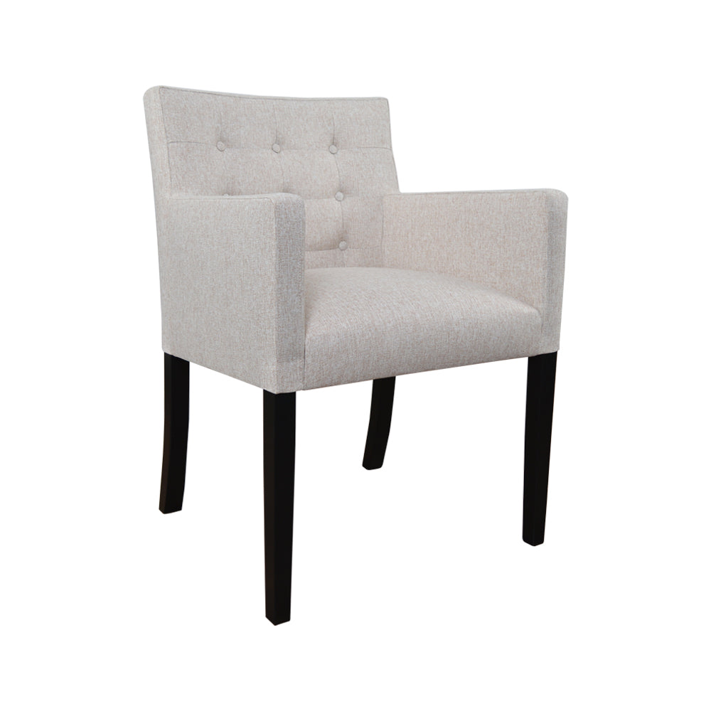 Nora Sessel mit Knöpfen