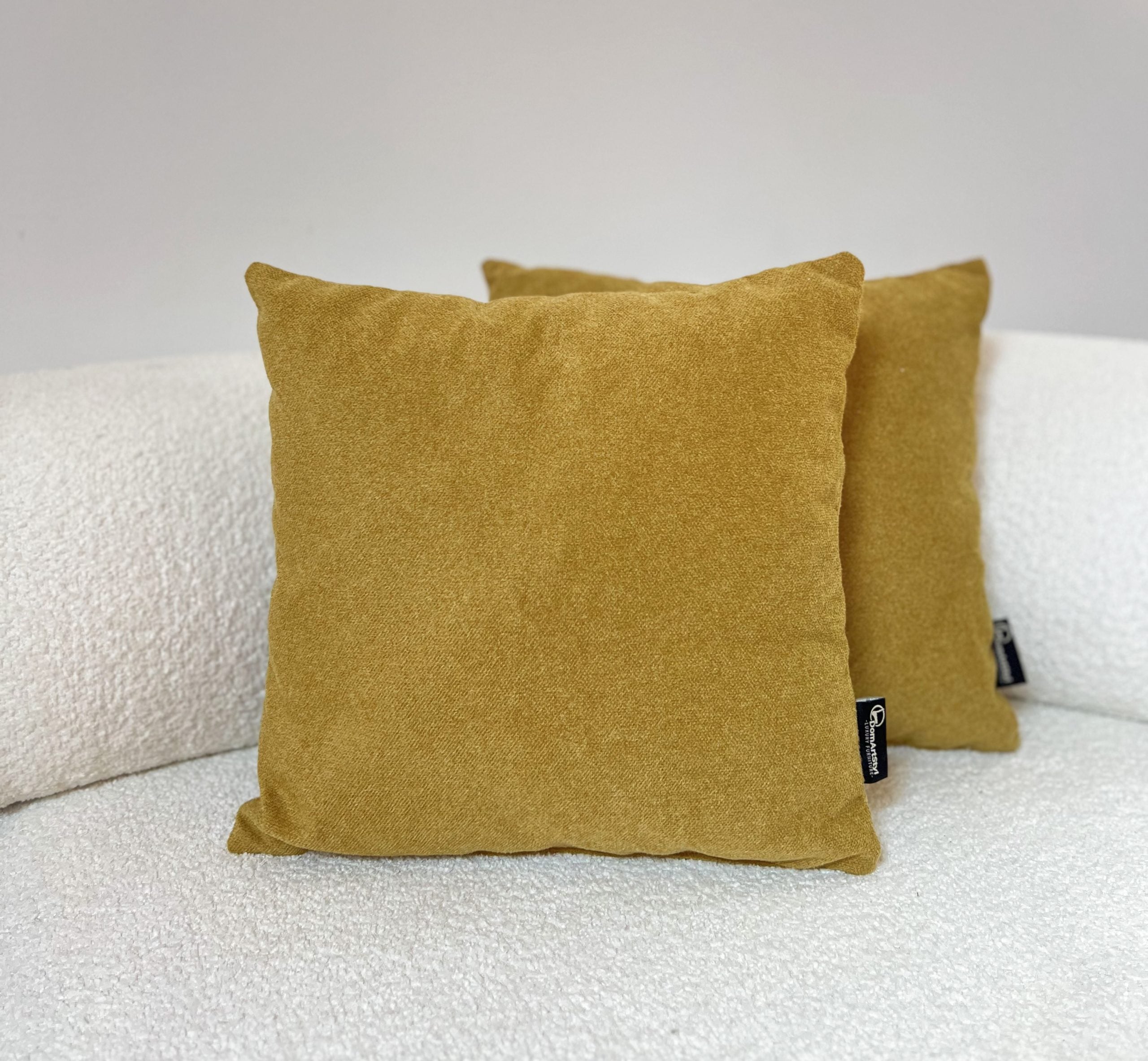 Set mit dekorativen Kissen