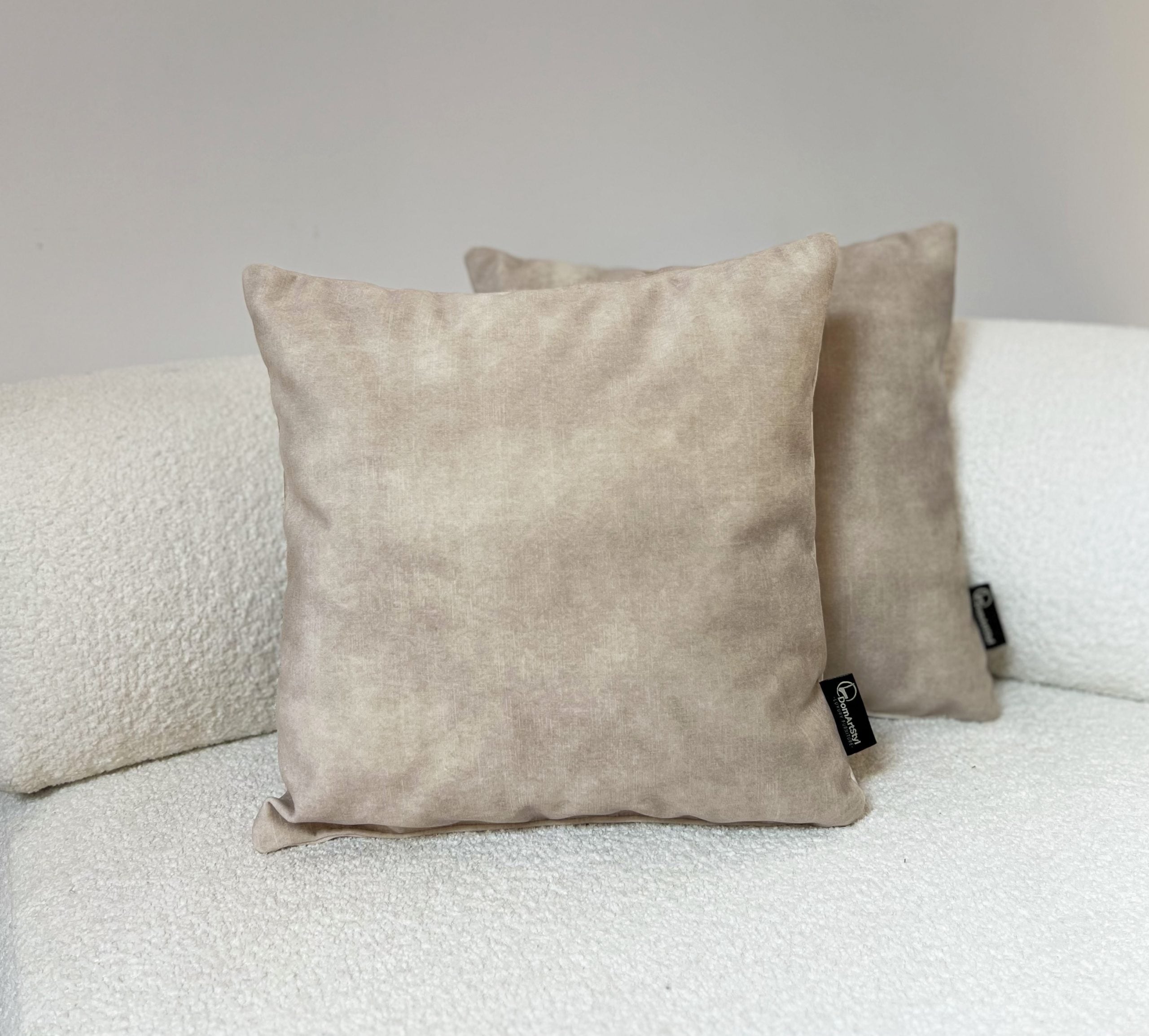 Set mit dekorativen Kissen