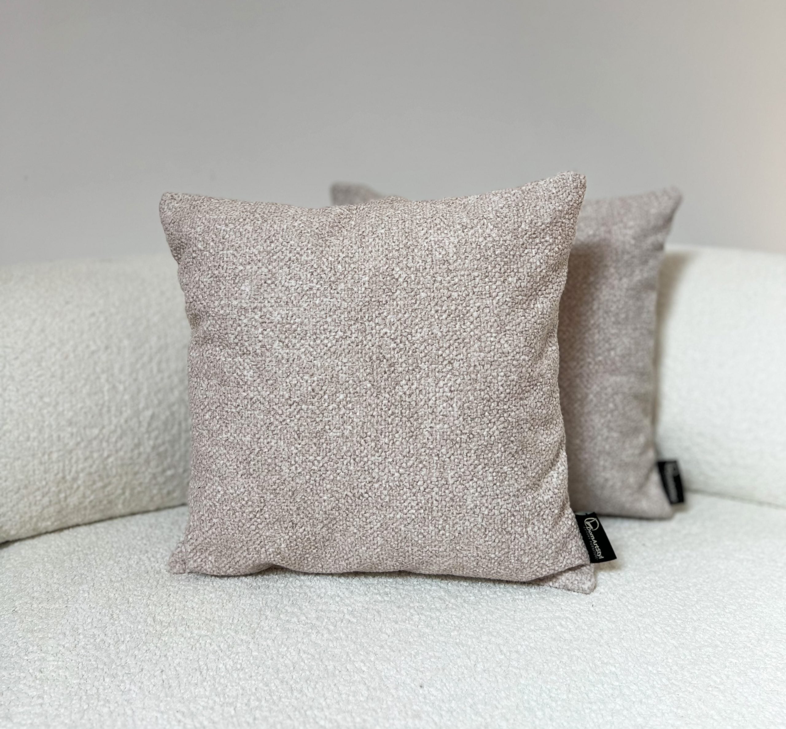 Set mit dekorativen Kissen