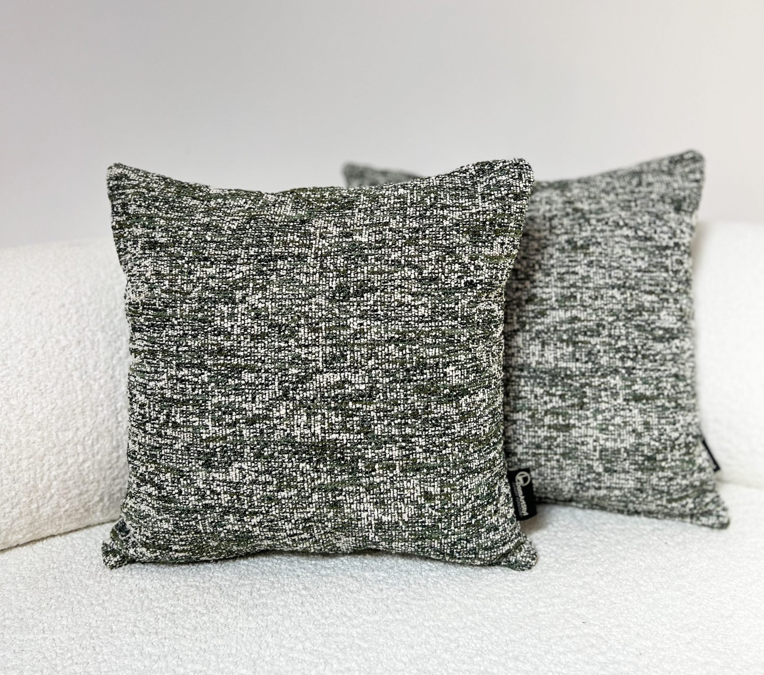 Set mit dekorativen Kissen