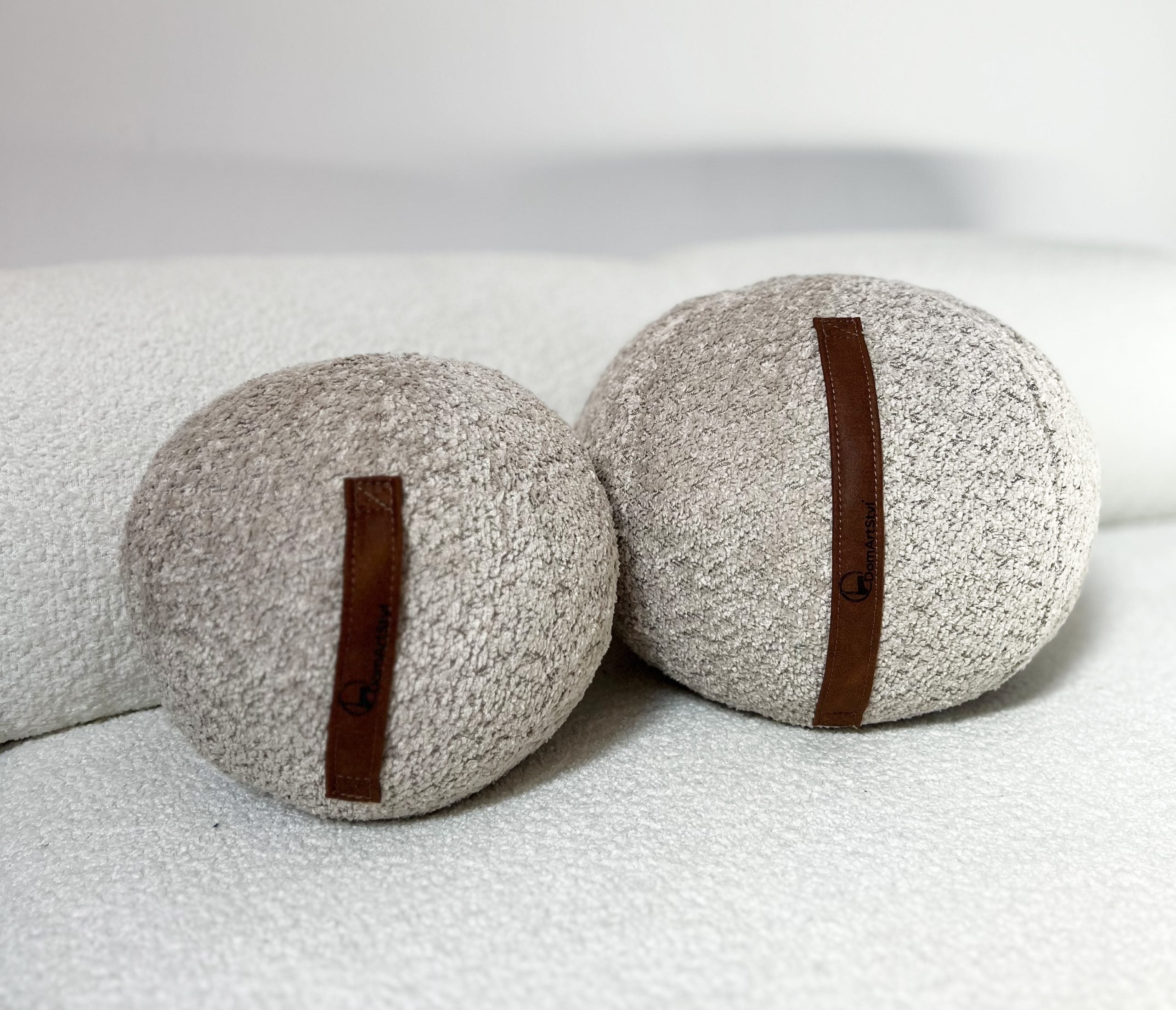 Set mit runden Kissen