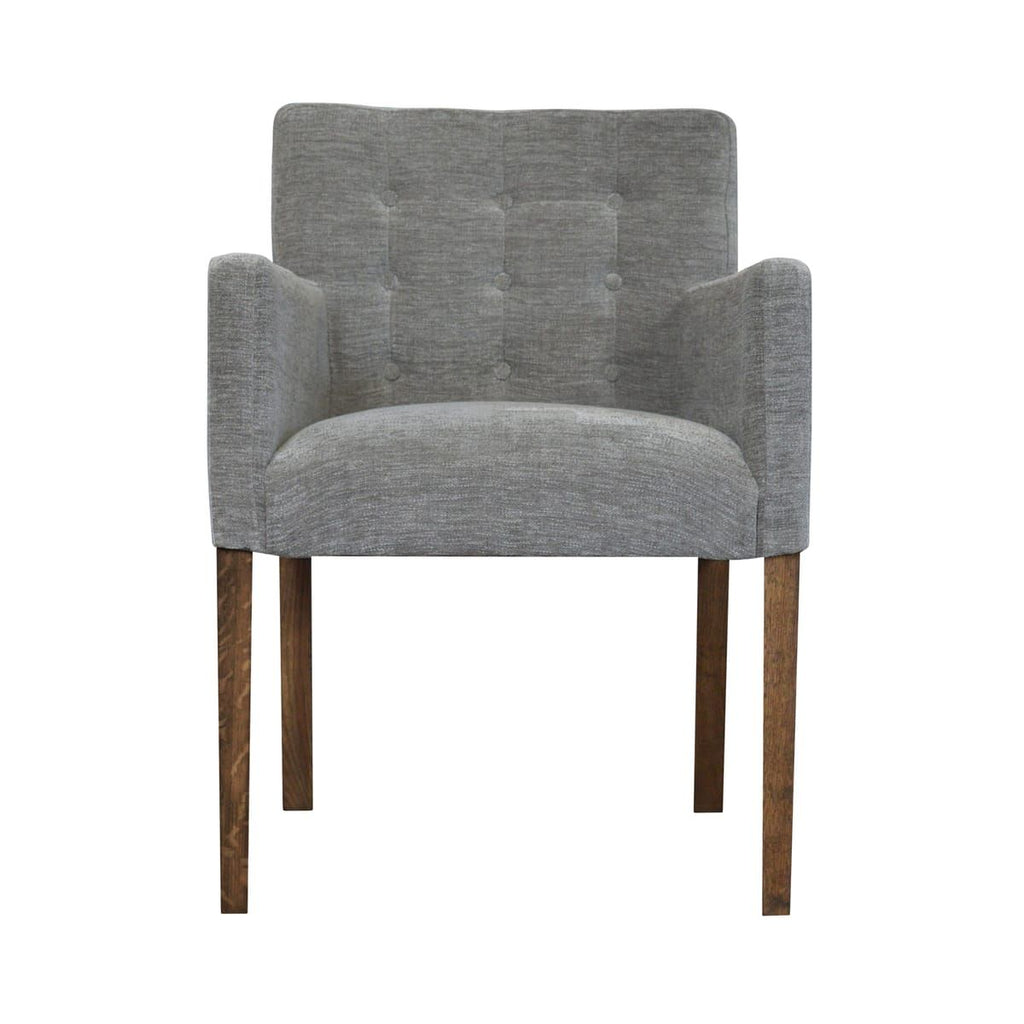 Nora Sessel mit Knöpfen