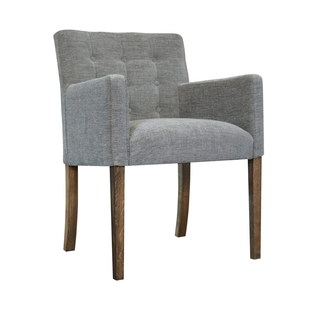 Nora Sessel mit Knöpfen